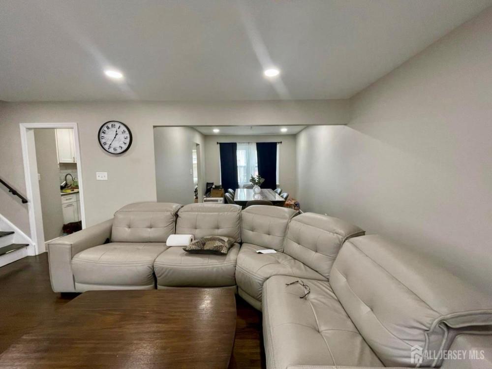 Currently Displayed Property Photo